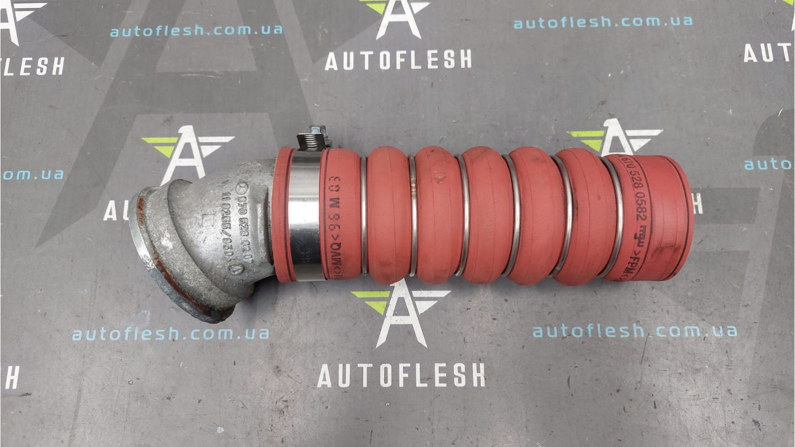 Патрубок системы охлаждения A6705280582, A6705200106 Mercedes T2 609D Vario Rex бу